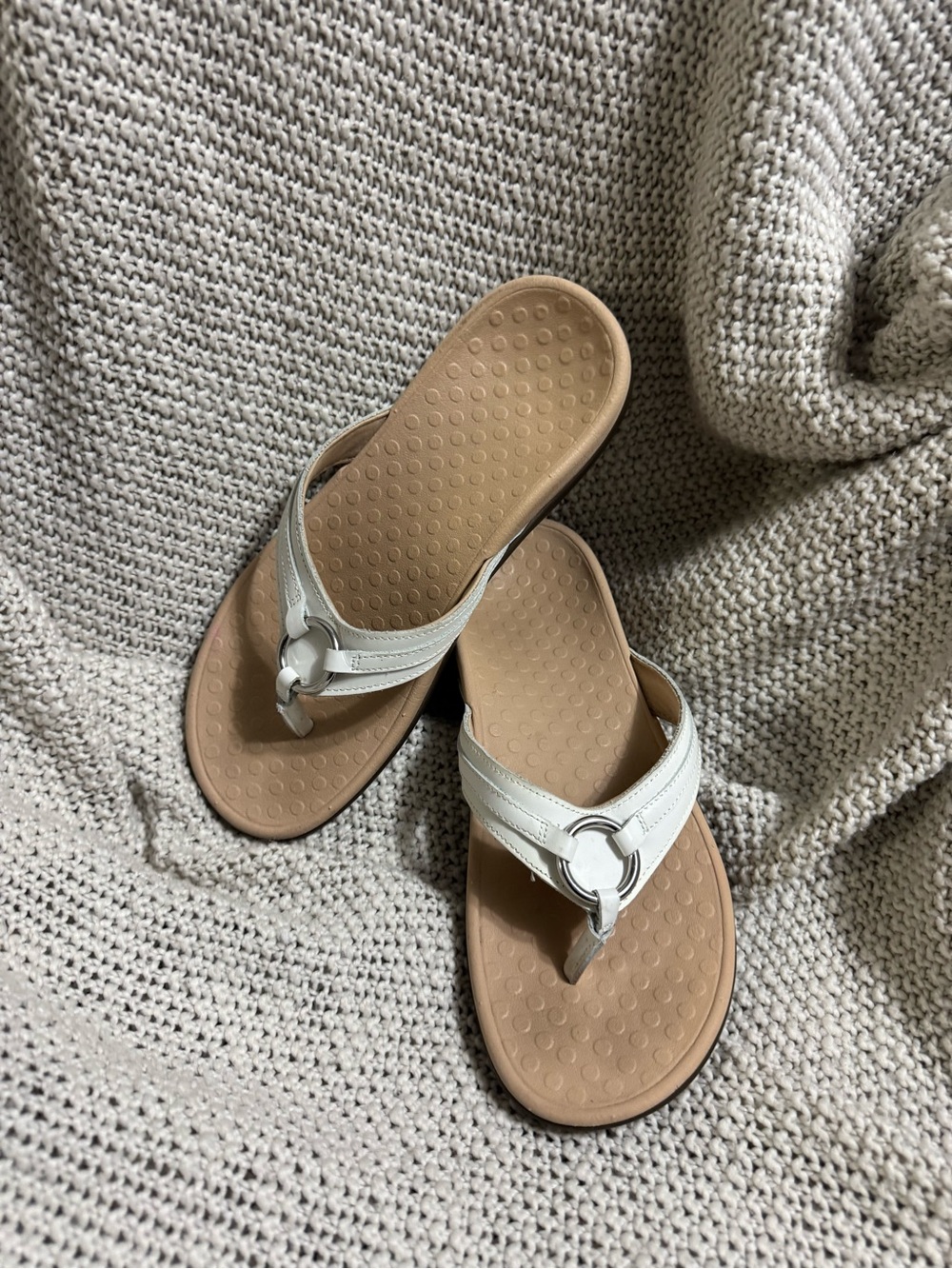 Vionic Women's White Ring-Detail Thong Sandals